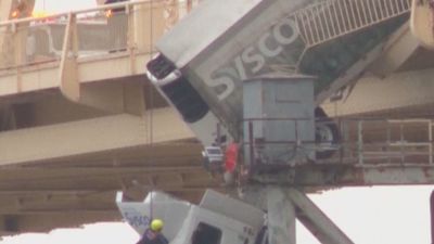 Un camión y su conductora quedan colgados de un puente en Kentucky (Estados Unidos)