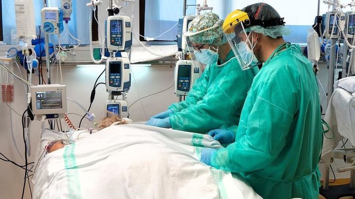 Madrid rinde homenaje a los profesionales sanitarios por su entrega durante la pandemia de covid-19