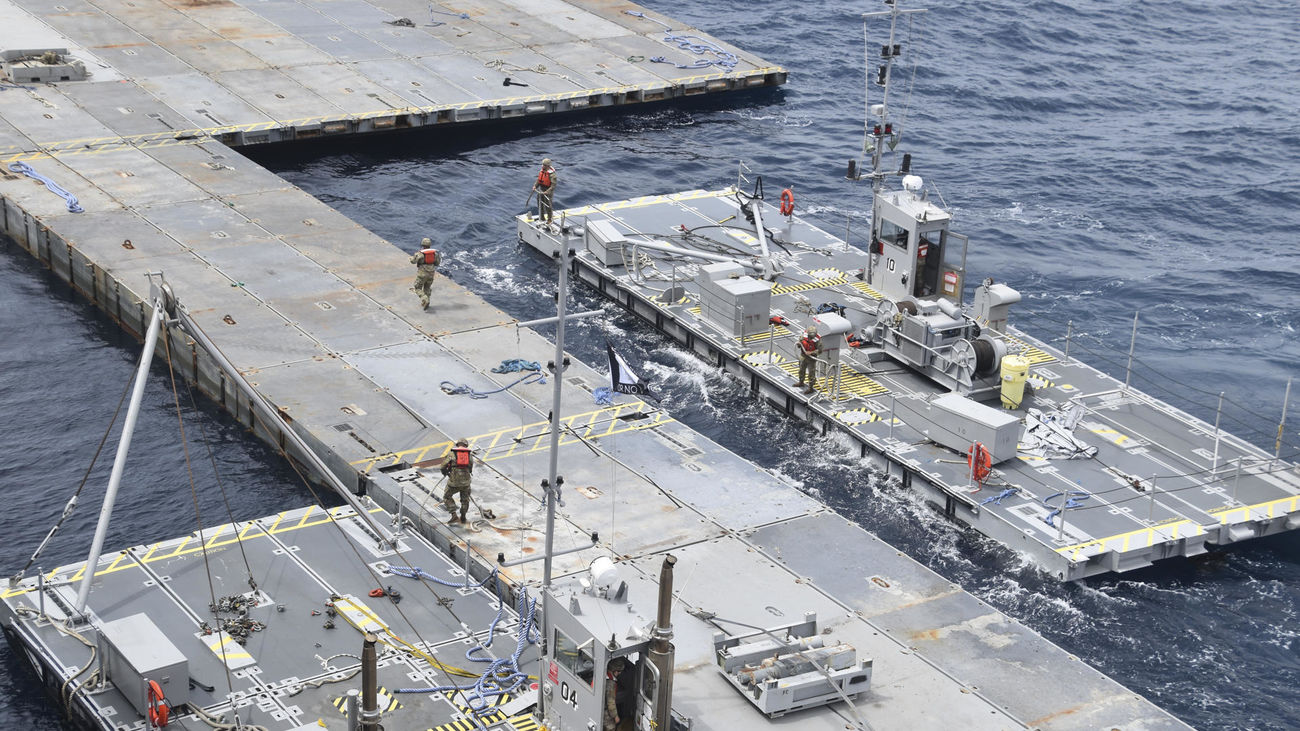 EEUU comienza a desembarcar ayuda en Gaza a través del muelle artificial que ha instalado