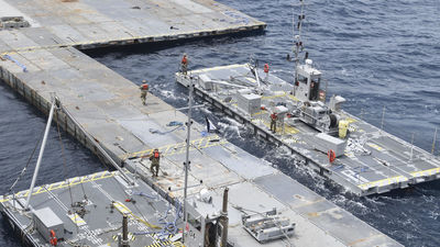 EEUU comienza a desembarcar ayuda en Gaza a través del muelle artificial que ha instalado