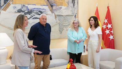 Ayuso se reunió con los padres de Sandra Palo, la Casa de Correos se ilumina como homenaje
