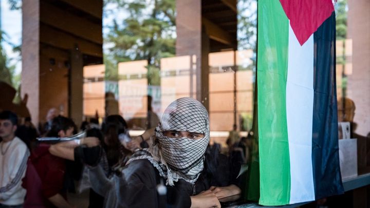 Miembros de Acampada por Palestina irrumpen por la fuerza en el Vicerrectorado de alumnos de la Universidad Complutense