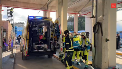 Herido grave un trabajador tras sufrir un golpe con una grúa en las cocheras de la EMT en Entrevías