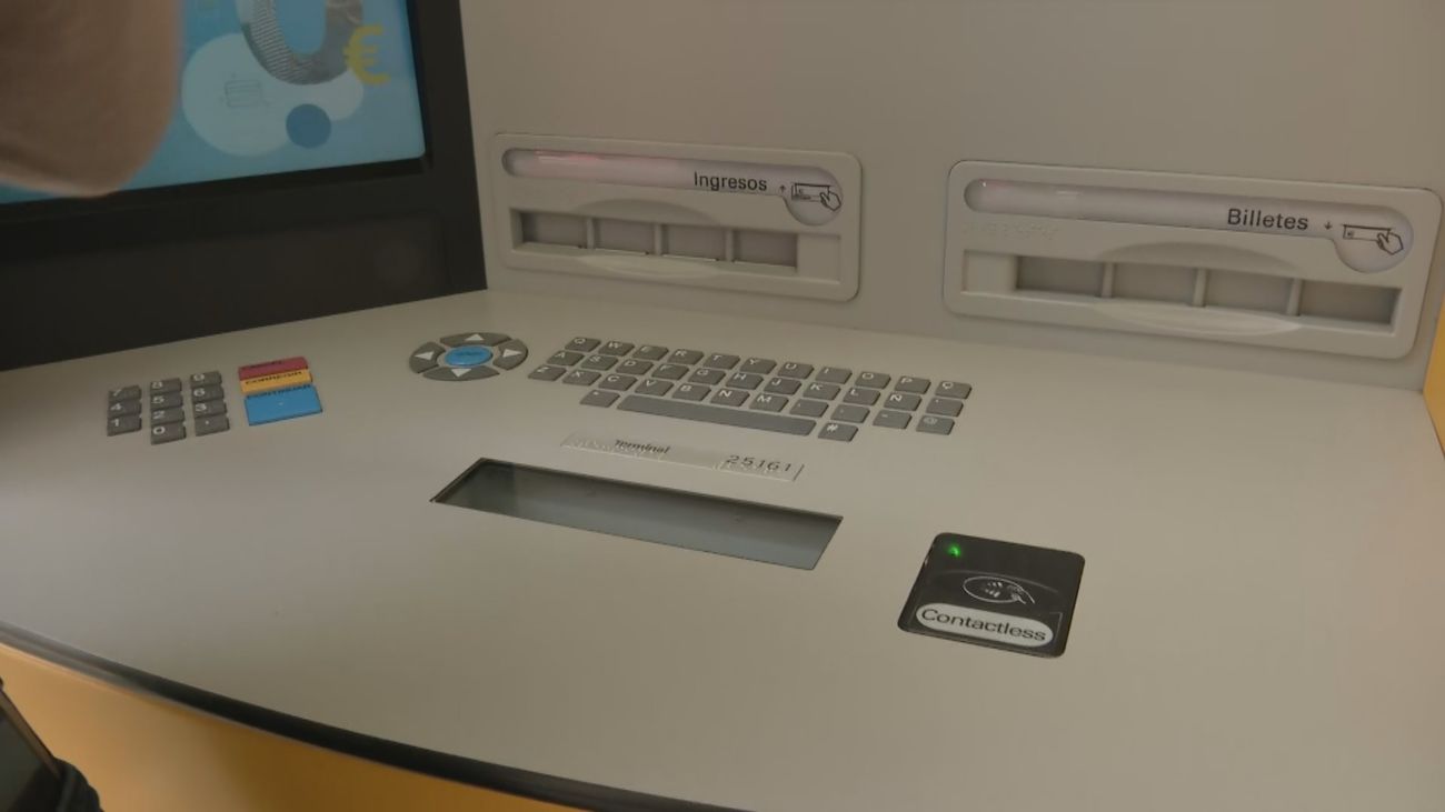 Los consejos de la Guardia Civil para no ser estafados en el cajero por la técnica del 'skimming'