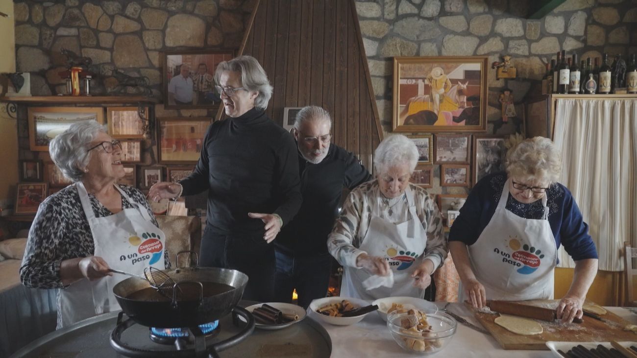 Aprendemos a elaborar los famosos retorcidos de Colmenar del Arroyo