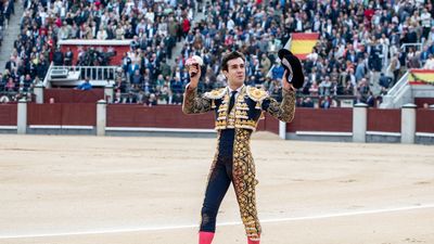 Tomás Rufo, susto y oreja para celebrar el Día Internacional de la Tauromaquia en Las Ventas