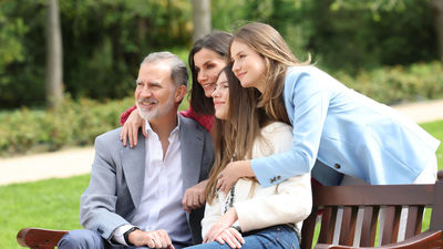 Los Reyes celebran su 20 aniversario de boda con varias fotos de familia en los jardines del Palacio Real