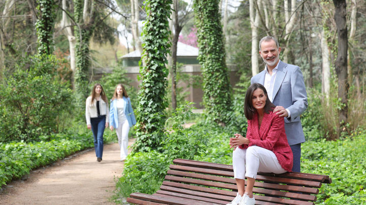 Los reyes conmemoran su 20 aniversario de boda con un álbum de fotos con sus hijas / EFE