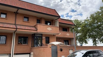 Vecinos de Alcalá se concentran para exigir el cierre de un centro de menores migrantes