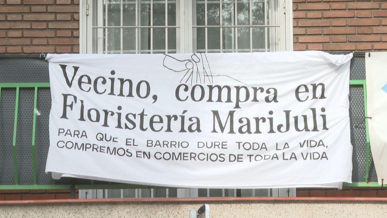 Sabanas tendidas en los balcones de Villaverde, en apoyo al comercio del barrio