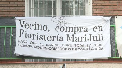 Sabanas tendidas en los balcones de Villaverde, en apoyo al comercio del barrio