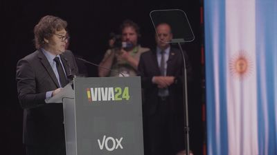 Milei llama "corrupta" a la mujer de Sánchez y arremete contra el socialismo en el acto de Vox