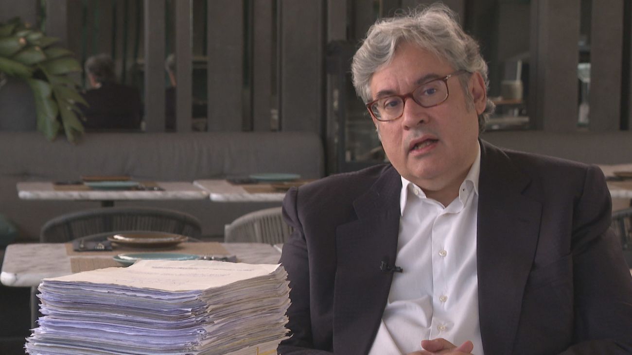 Juan Manuel de Prada publica su última novela, '1.000 ojos esconde la noche', escrita a mano