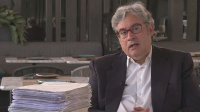 Juan Manuel de Prada publica su última novela, '1.000 ojos esconde la noche', escrita a mano