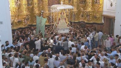Los almonteños saltan la reja a las 2:57, dando comienzo a la procesión de la Virgen