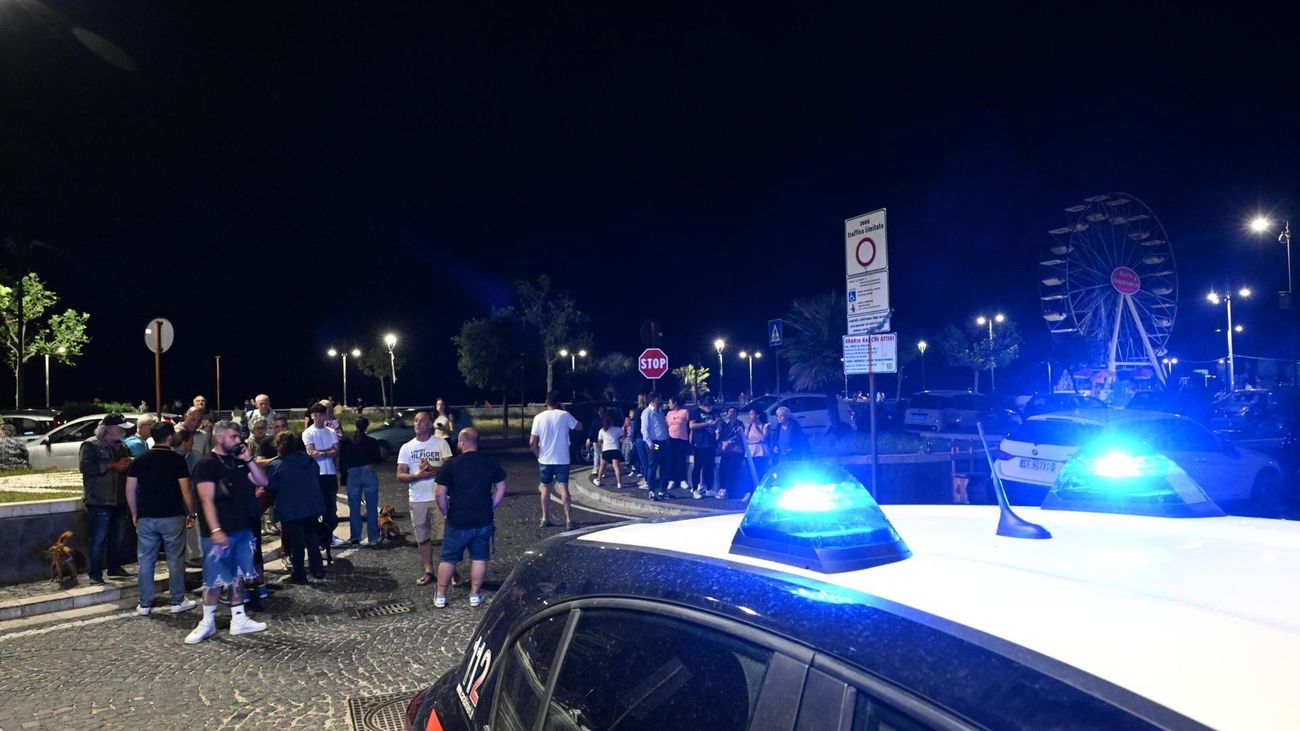 Habitantes de Nápoles en un área segura tras el terremoto