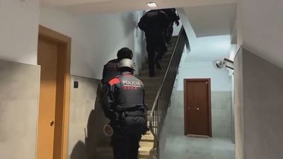 Cae un grupo que robaba a ancianos mientras sacaban dinero del cajero en Cataluña