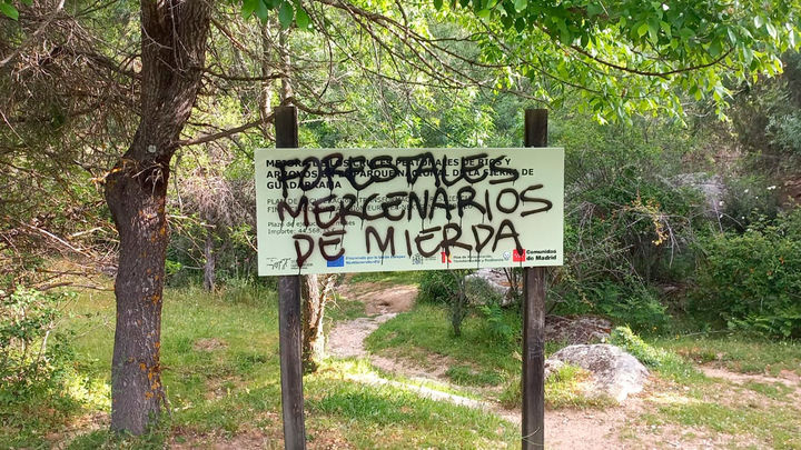 Pintada contra los agentes forestales en un cartel informativo en La Pedriza (Sierra de Guadarrama)