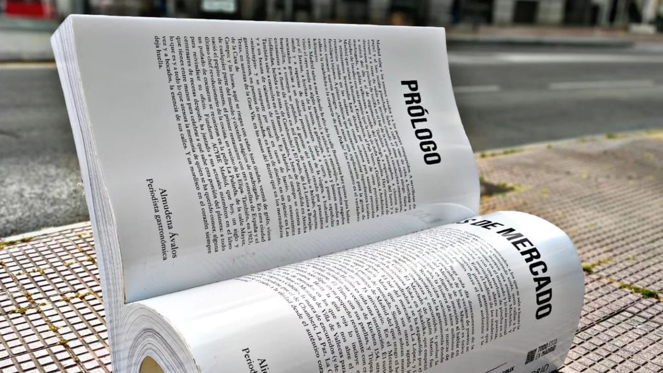 Vuelven a Madrid los bancos con forma de libro para que te sientes a leer... o a lo que quieras