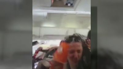 "El avión tembló y, un segundo después, cayó", ha explicado un pasajero del vuelo de Singapore Airlines que sufrió fuertes turbulencias