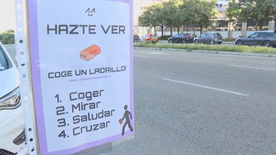 "Coge un ladrillo, mira, saluda y cruza": la iniciativa de unos vecinos de Valdebebas para evitar atropellos