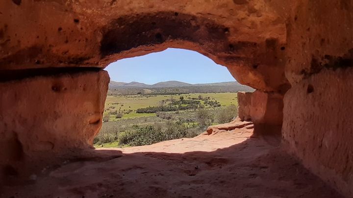 Interior de una de las viviendas esculpidas en la roca de Tiermes / P.O.