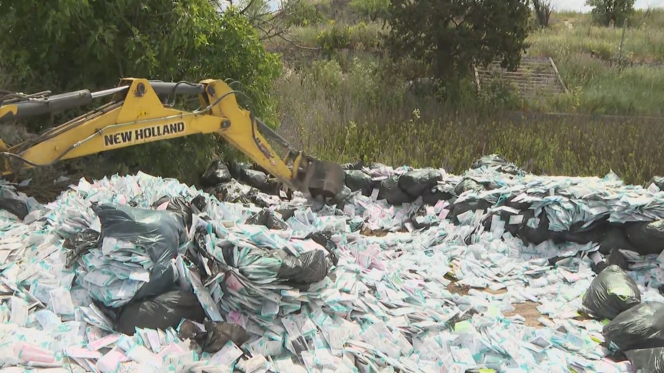 Valdemoro sigue retirando miles de mascarillas caducadas arrojadas al campo