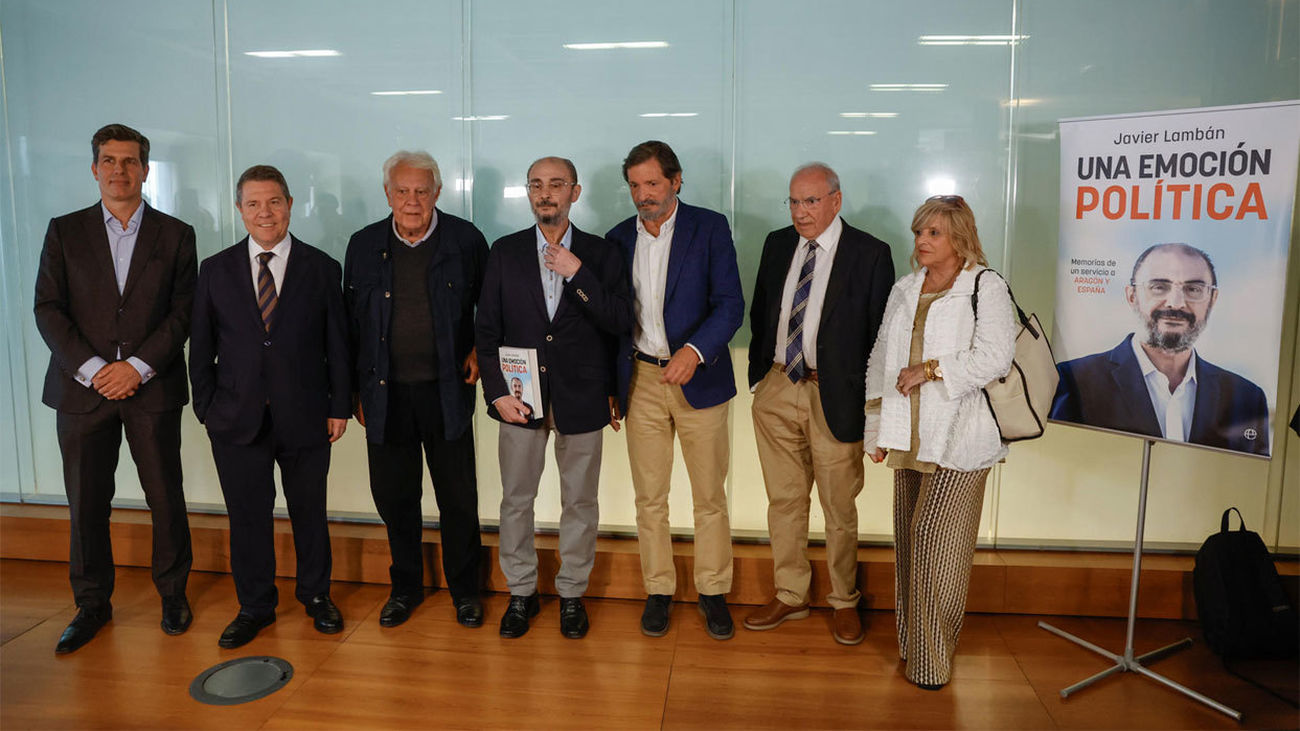 Javier Lambán en la presentación de su libro rodeado de lideres socialistas