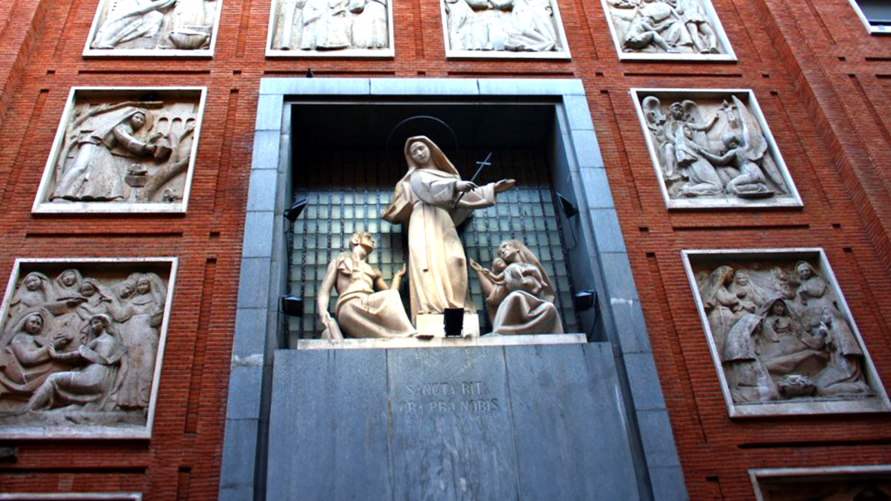 Tradicional reparto de rosas bendecidas por Santa Rita en Chamberí