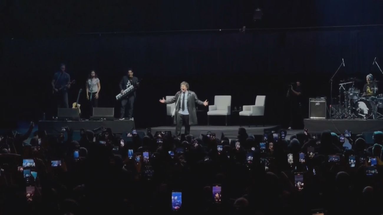 Milei dice que en España le "trataron de misógino" mientras miles de sus simpatizantes insultan a Sánchez