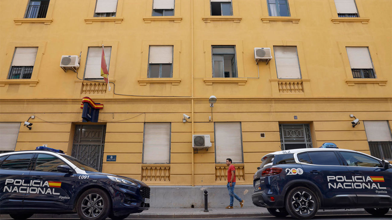 Coches de  Policía ante una comisaría en Valencia