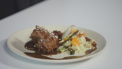 Sabor a Madrid: Codillo de cerdo en mole con cuscus en Embajadores