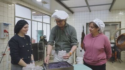 Así se hacen los famosos caramelos de violeta de Madrid