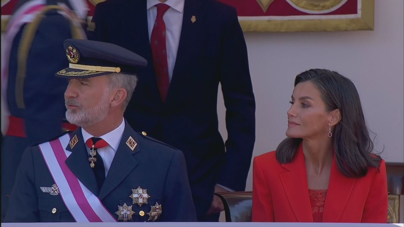 Los Reyes presiden en Oviedo el desfile del Día de las Fuerzas Armadas