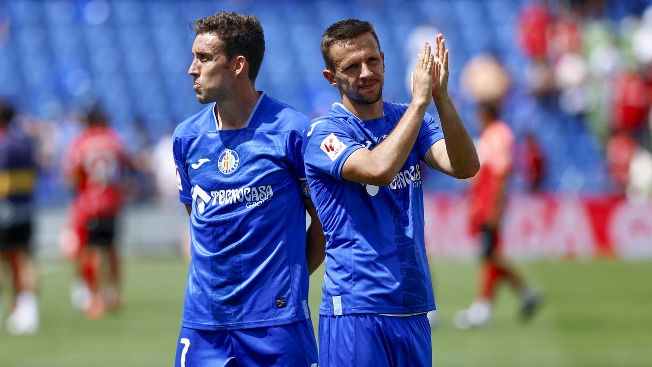 Maksimovic y Mata saludan a la afición del Getafe al acabar el partido ante el Mallorca