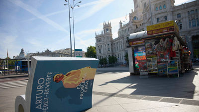 26 bancos con forma de libro para 'sentarse a leer' en Madrid