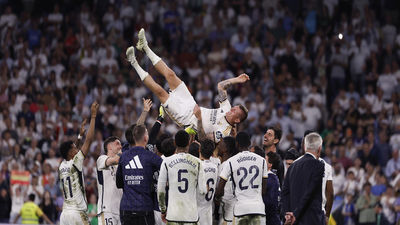 El Santiago Bernabéu se rinde a Kroos en su despedida