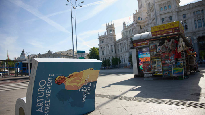 Imágen de uno de los bancos de la campaña `Siéntate a leer 2024´ que pueden encontrarse en Madrid hasta el 22 de junio