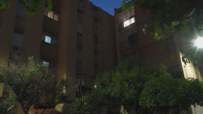 Se atrinchera en casa tras lanzar por la ventana a su mujer y retener al hijo de ambos