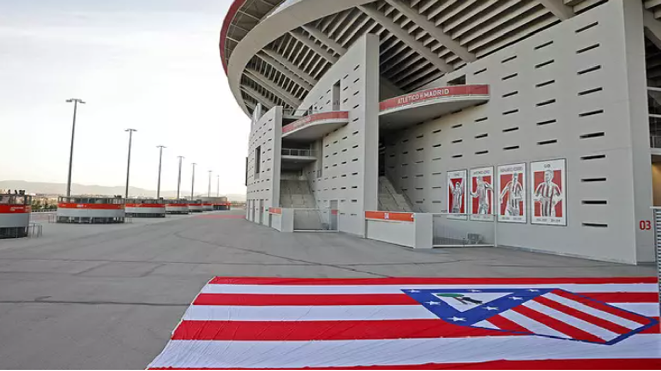 Homenaje del Atlético de Madrid a los aficionados que deseaban el regreso del viejo escudo