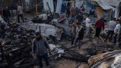 Al menos 45 personas mueren en un ataque israelí a un campo de desplazados en Rafah