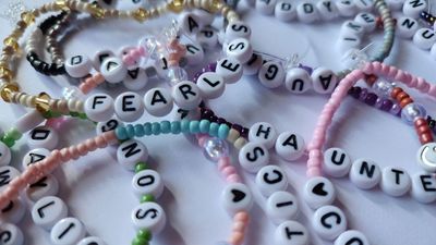 ¿Por qué los fans de Taylor Swift pasan horas y horas  haciendo pulseras antes de los conciertos?