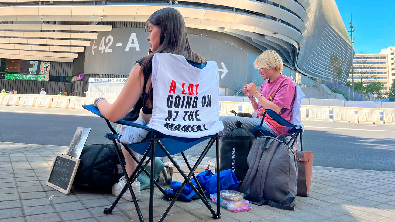 Fans de Taylor Swift acampados en el Bernabéu