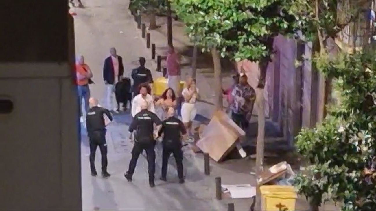 Otro incidente violento en la calle Topete: Un hombre pega a una mujer y agrede a varios policías