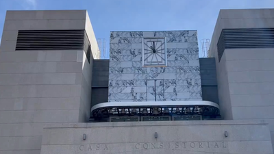 El reloj de la Plaza Mayor de Leganés vuelve a dar la hora tras cuatro años sin funcionar