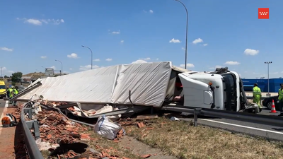 Dos heridos al volcar un camión en la A-42 a su paso por Fuenlabrada