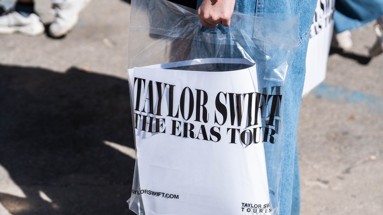 "Me he dejado los ahorros", "es una sacadineros"... comprar merchandising de Taylor Swift mientras se hace cola para el concierto