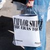 "Me he dejado los ahorros", "es una sacadineros"... comprar merchandising de Taylor Swift mientras se hace cola para el concierto