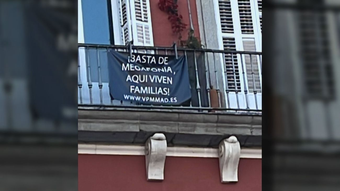 Los vecinos hartos del ruido en la Plaza Mayor. “Basta de megafonía”, “Aquí viven familias”