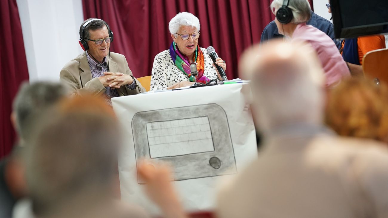 Celebración de los 100 años de la Radio en el Centro de Mayores Tetuán